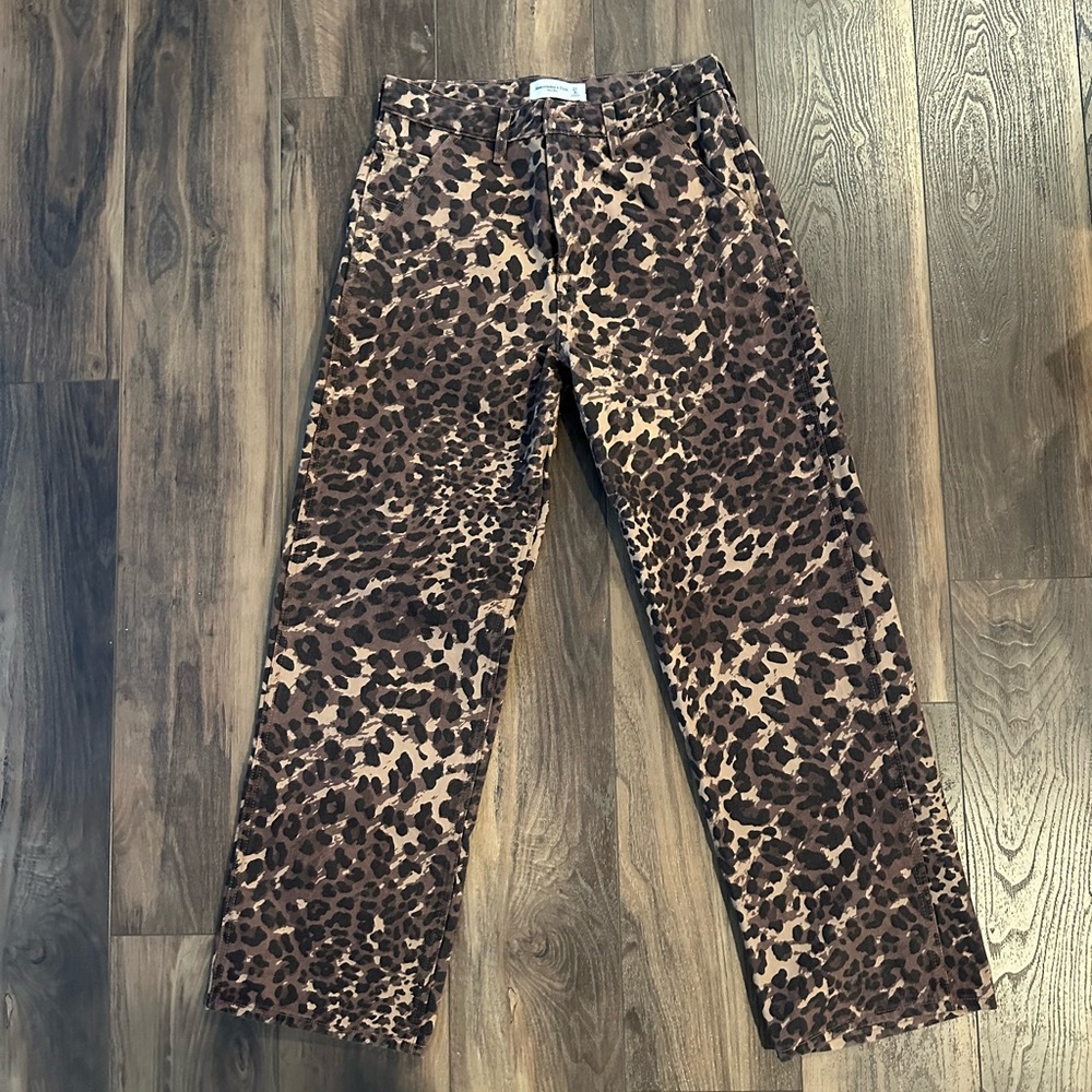 Abercrombie jeans. Size 27. Mid rise slouchy jean. Tags still attached!